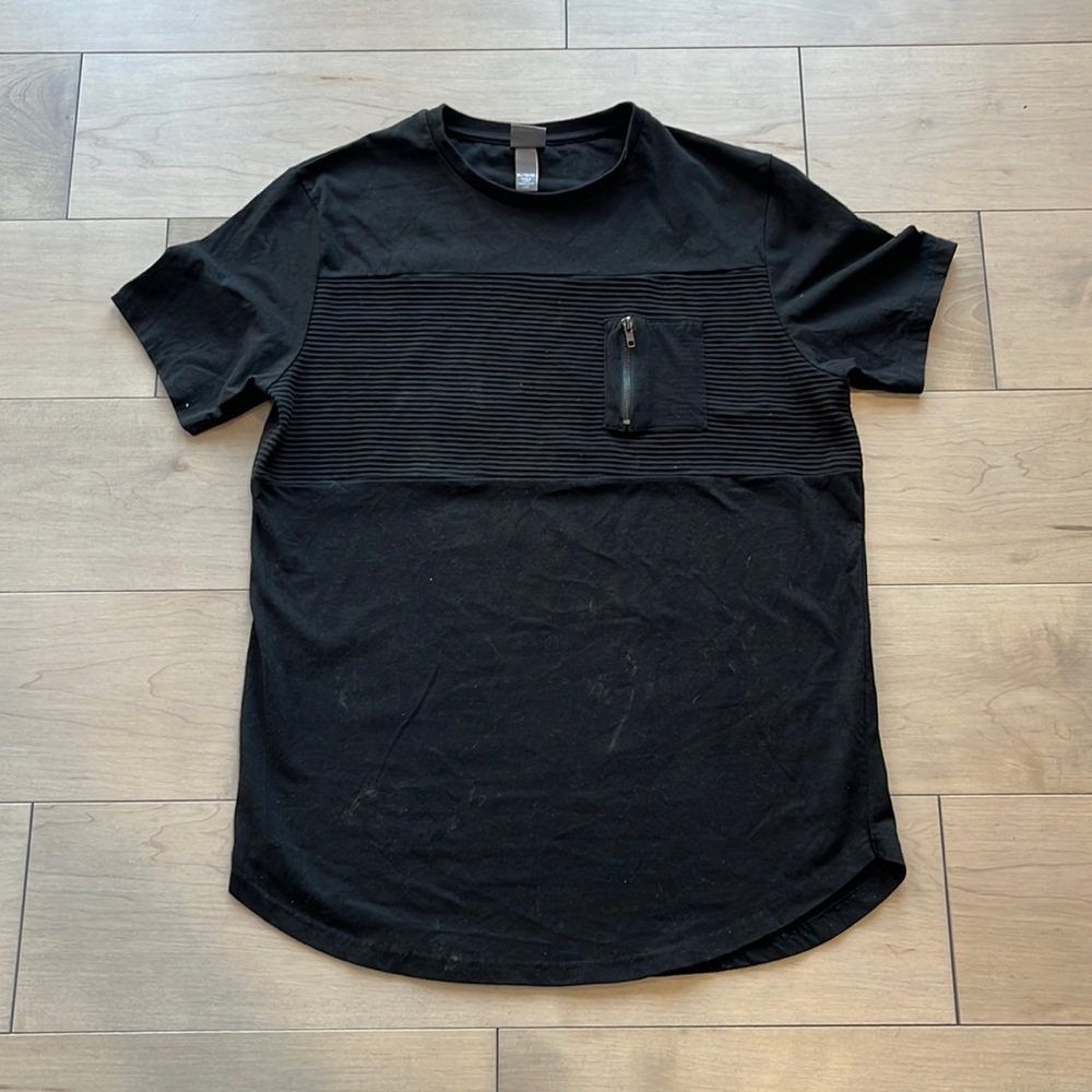 Black short sleeve tee